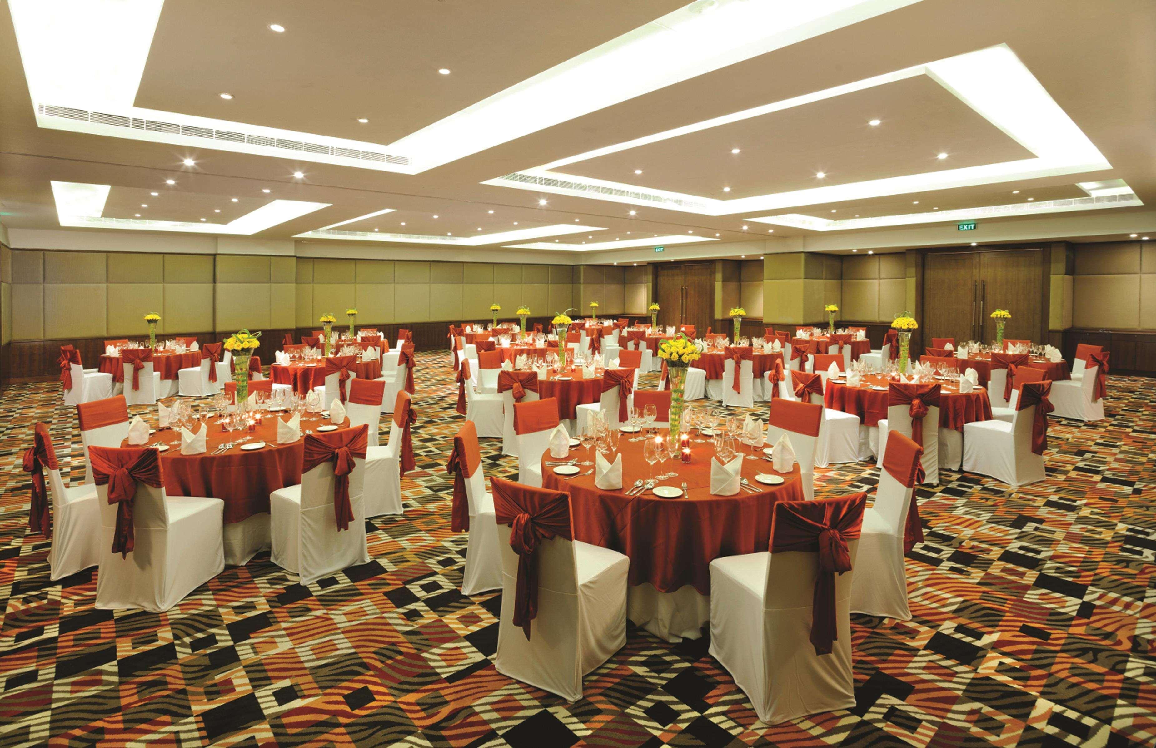 Готель Doubletree By Hilton Gurgaon New Delhi Ncr Ресторан фото