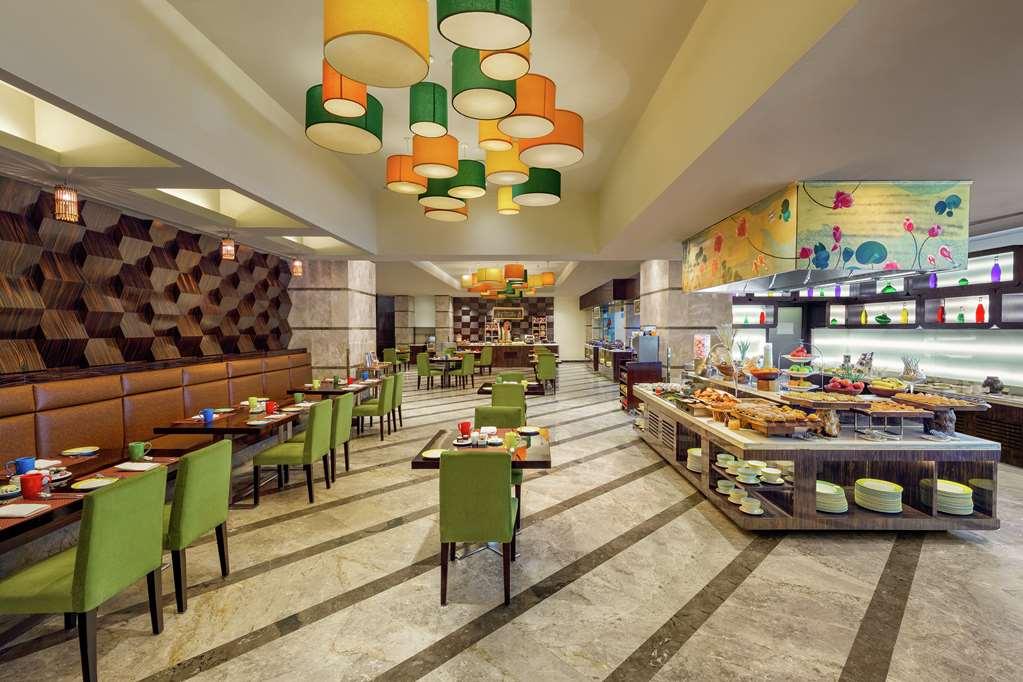 Готель Doubletree By Hilton Gurgaon New Delhi Ncr Ресторан фото