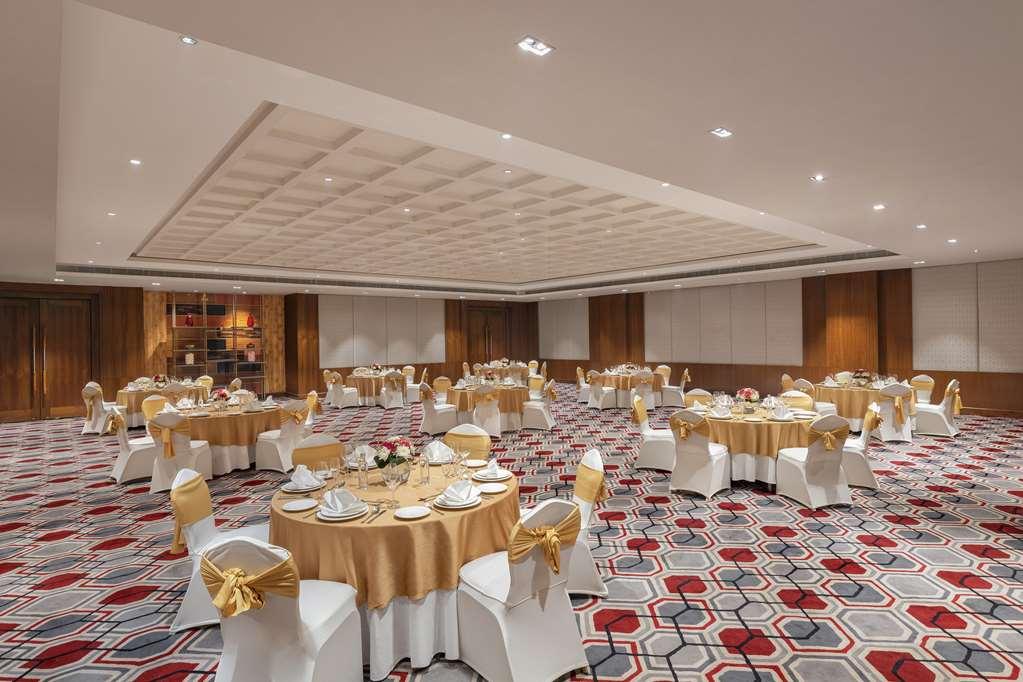 Готель Doubletree By Hilton Gurgaon New Delhi Ncr Ресторан фото